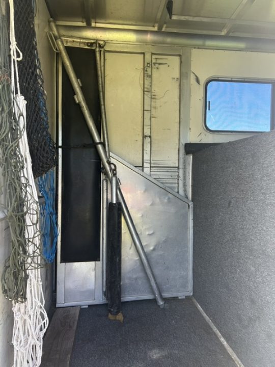 Used 2003 Sundowner 4 horse head to head with dressing room Horse Trailer