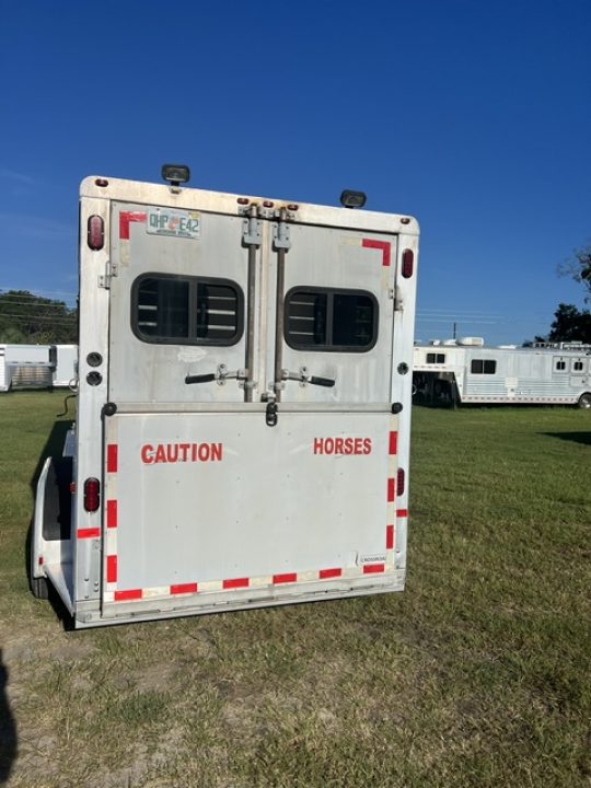 Used 2003 Sundowner 4 horse head to head with dressing room Horse Trailer