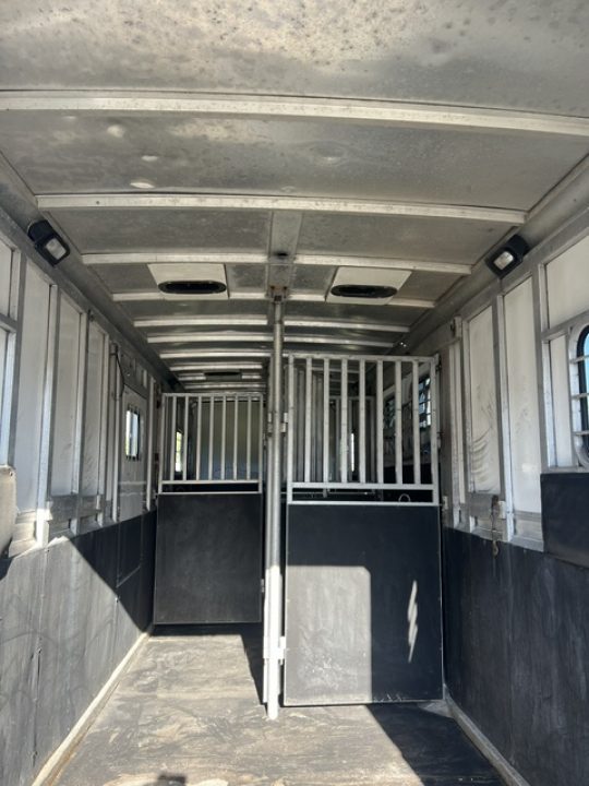 Used 2003 Sundowner 4 horse head to head with dressing room Horse Trailer