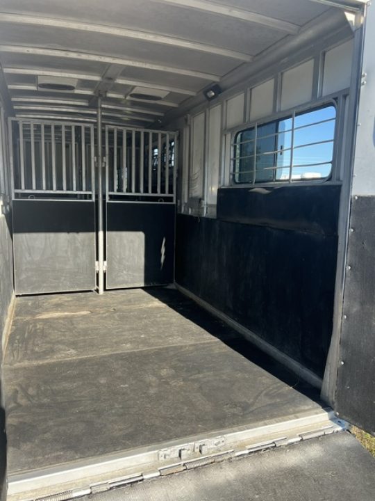 Used 2003 Sundowner 4 horse head to head with dressing room Horse Trailer