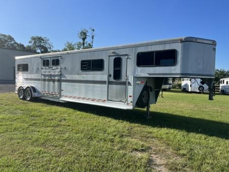 Used 2003 Sundowner 4 horse head to head with dressing room Horse Trailer