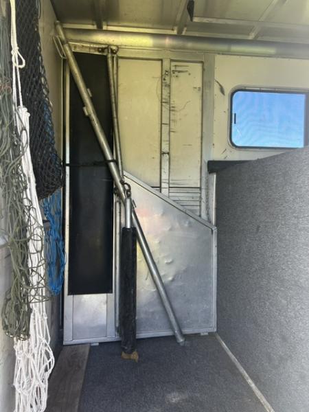 Used 2003 Sundowner 4 horse head to head with dressing room Horse Trailer