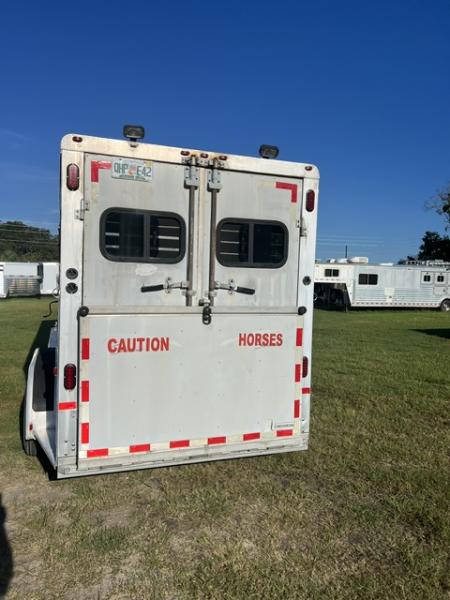 Used 2003 Sundowner 4 horse head to head with dressing room Horse Trailer