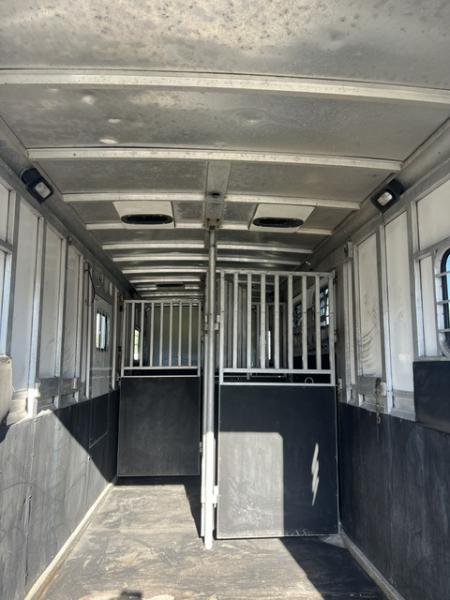 Used 2003 Sundowner 4 horse head to head with dressing room Horse Trailer