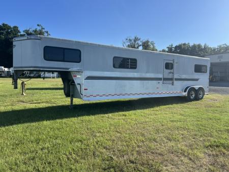 Used 2003 Sundowner 4 horse head to head with dressing room Horse Trailer