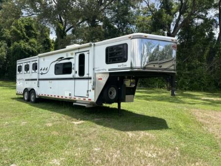 Used 2005 Sundowner 8' wide 3 horse w/ 10' living quarters Horse Trailer