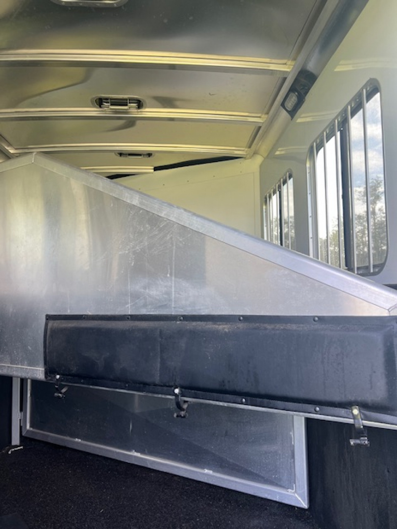 Used 2017 Exiss Trailers 3 horse w/ 10' living quarters Horse Trailer