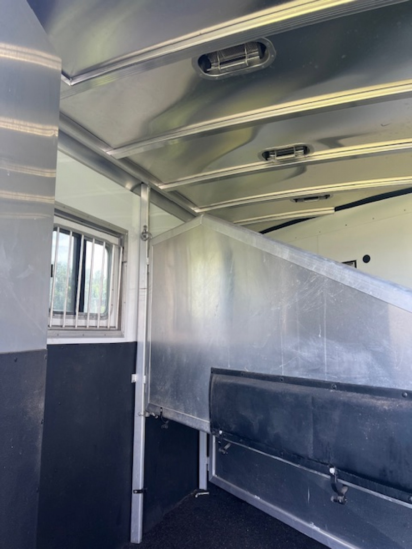 Used 2017 Exiss Trailers 3 horse w/ 10' living quarters Horse Trailer