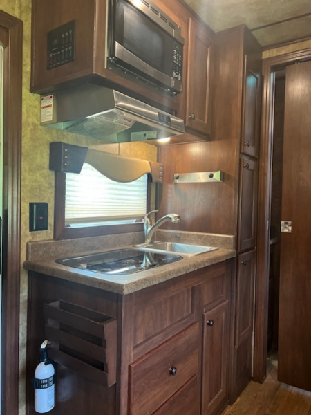 Used 2017 Exiss Trailers 3 horse w/ 10' living quarters Horse Trailer