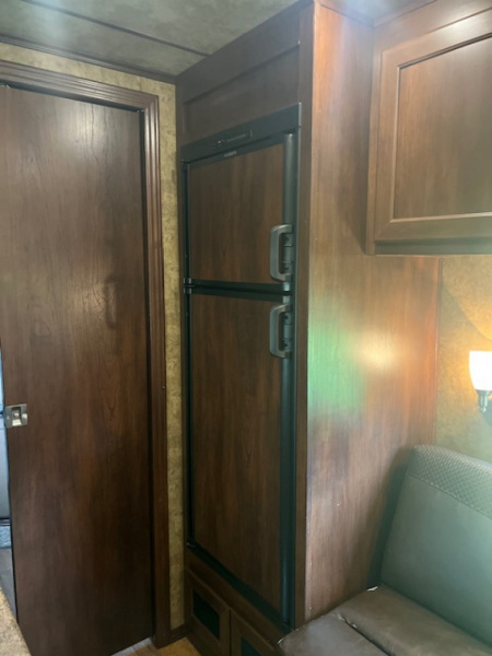 Used 2017 Exiss Trailers 3 horse w/ 10' living quarters Horse Trailer