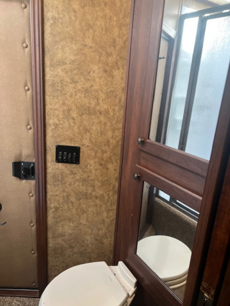 Used 2017 Exiss Trailers 3 horse w/ 10' living quarters Horse Trailer