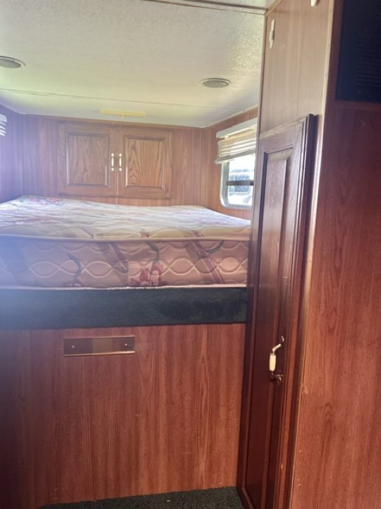 Used 2001 Sooner 8' wide 4 horse w/ 6' lq and midtack Horse Trailer