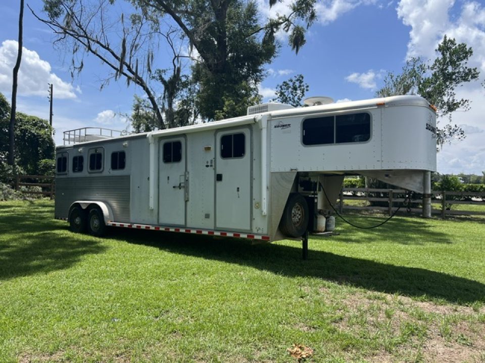 Used 2001 Sooner 8' wide 4 horse w/ 6' lq and midtack Horse Trailer