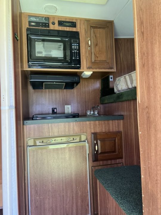Used 2001 Sooner 8' wide 4 horse w/ 6' lq and midtack Horse Trailer