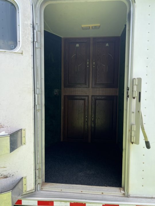 Used 2001 Sooner 8' wide 4 horse w/ 6' lq and midtack Horse Trailer