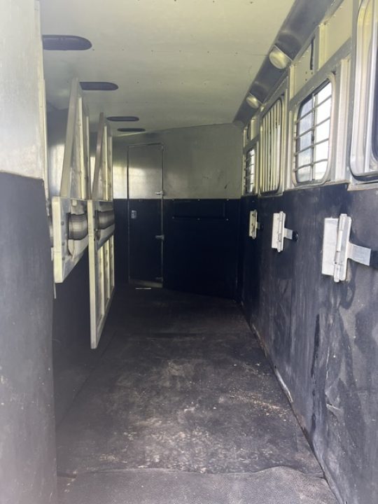Used 2001 Sooner 8' wide 4 horse w/ 6' lq and midtack Horse Trailer