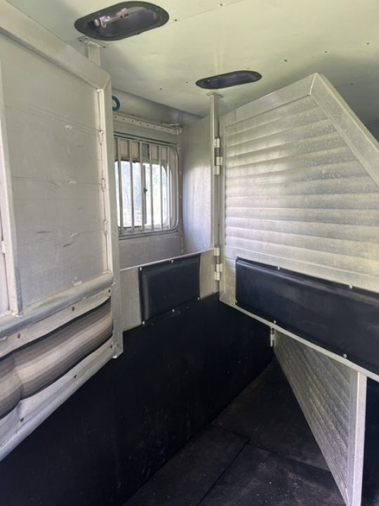 Used 2001 Sooner 8' wide 4 horse w/ 6' lq and midtack Horse Trailer