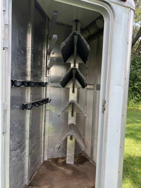 Used 2001 Sooner 8' wide 4 horse w/ 6' lq and midtack Horse Trailer