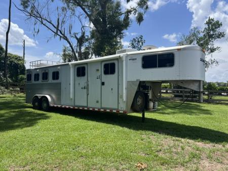 Used 2001 Sooner 8' wide 4 horse w/ 6' lq and midtack Horse Trailer