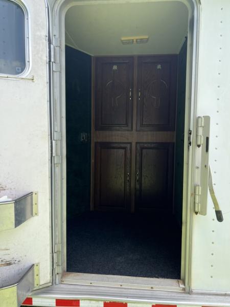 Used 2001 Sooner 8' wide 4 horse w/ 6' lq and midtack Horse Trailer