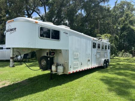 Used 2001 Sooner 8' wide 4 horse w/ 6' lq and midtack Horse Trailer