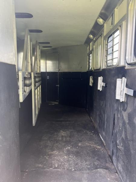 Used 2001 Sooner 8' wide 4 horse w/ 6' lq and midtack Horse Trailer