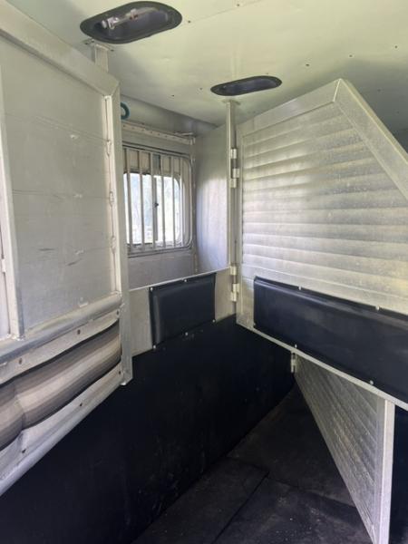 Used 2001 Sooner 8' wide 4 horse w/ 6' lq and midtack Horse Trailer