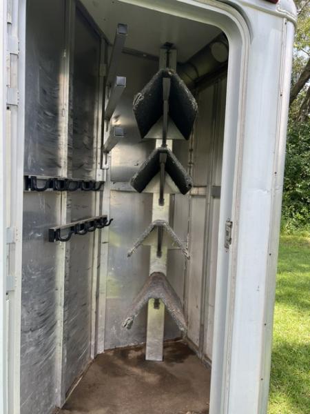 Used 2001 Sooner 8' wide 4 horse w/ 6' lq and midtack Horse Trailer