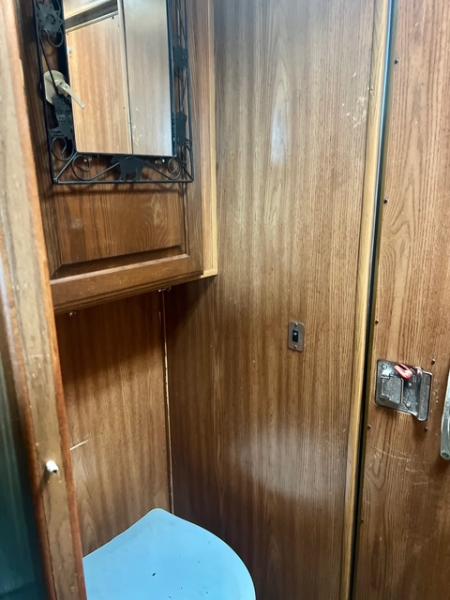 Used 2001 Sooner 8' wide 4 horse w/ 6' lq and midtack Horse Trailer