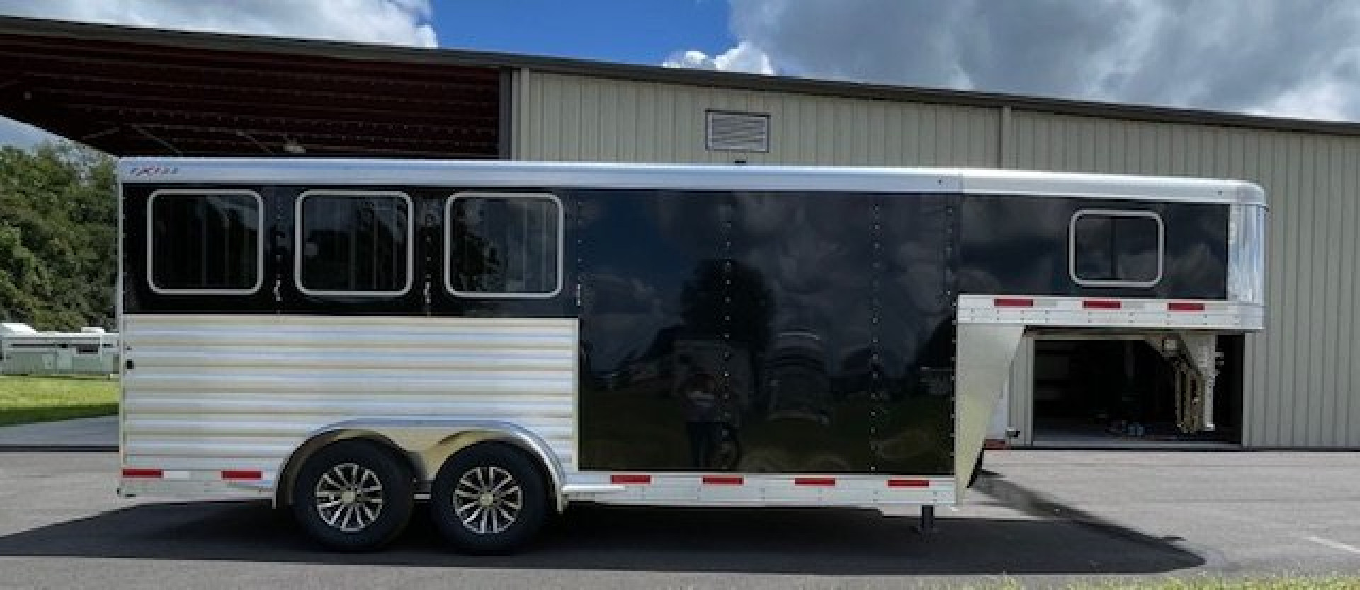 New 2025 EXISS TRAILERS 3 horse gooseneck with dressing room upgrades Horse Trailer