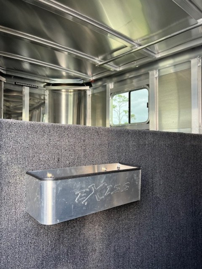 New 2025 EXISS TRAILERS 3 horse gooseneck with dressing room upgrades Horse Trailer