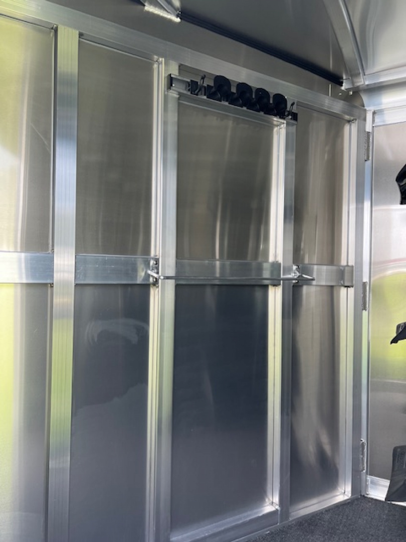 New 2025 Exiss Trailers 3 horse gooseneck with dressing room Horse Trailer