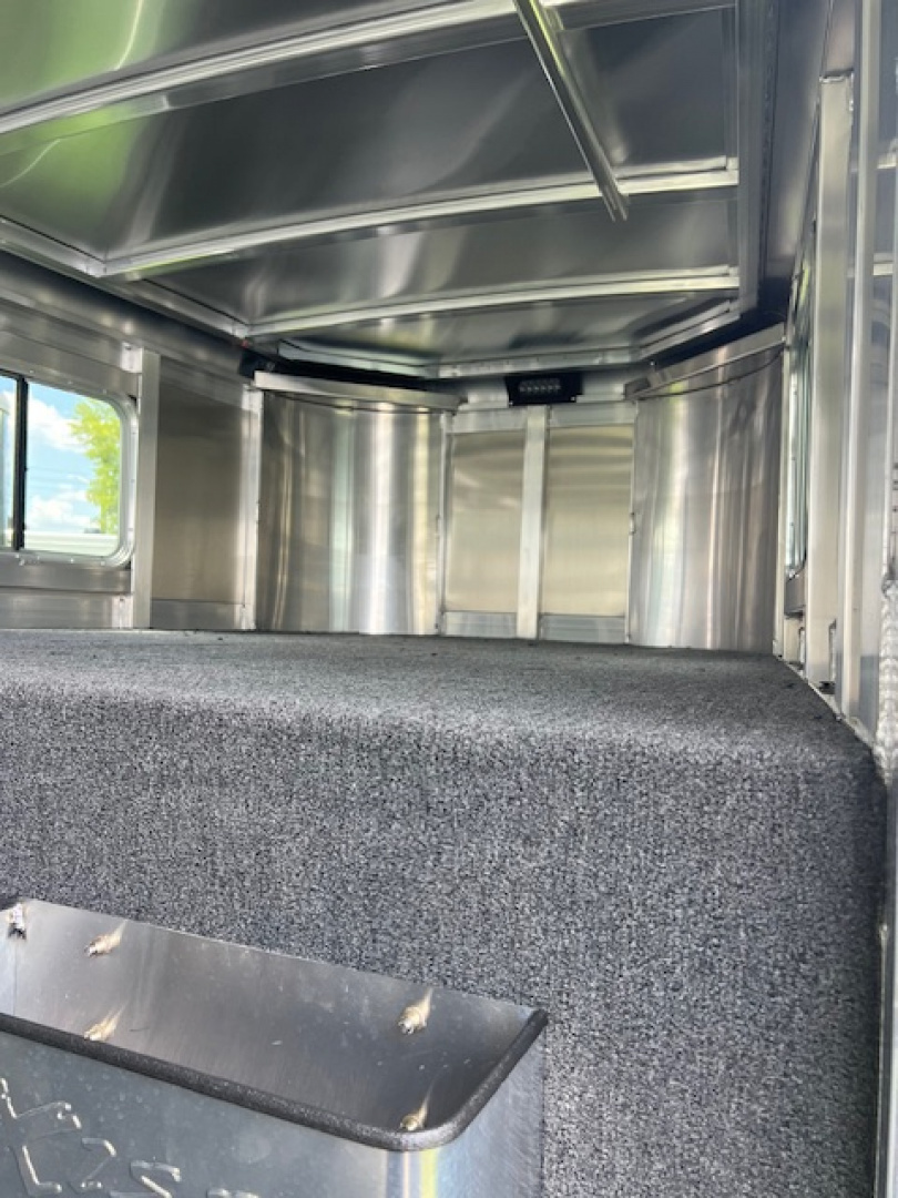 New 2025 Exiss Trailers 3 horse gooseneck with dressing room Horse Trailer