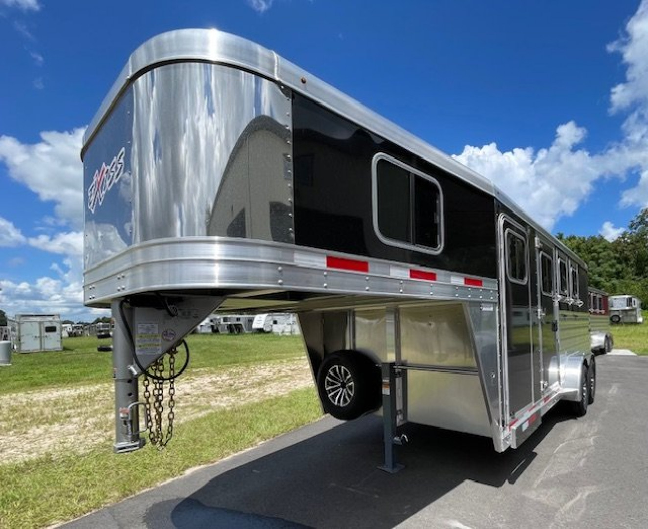New 2025 EXISS TRAILERS 3 horse gooseneck with dressing room upgrades Horse Trailer