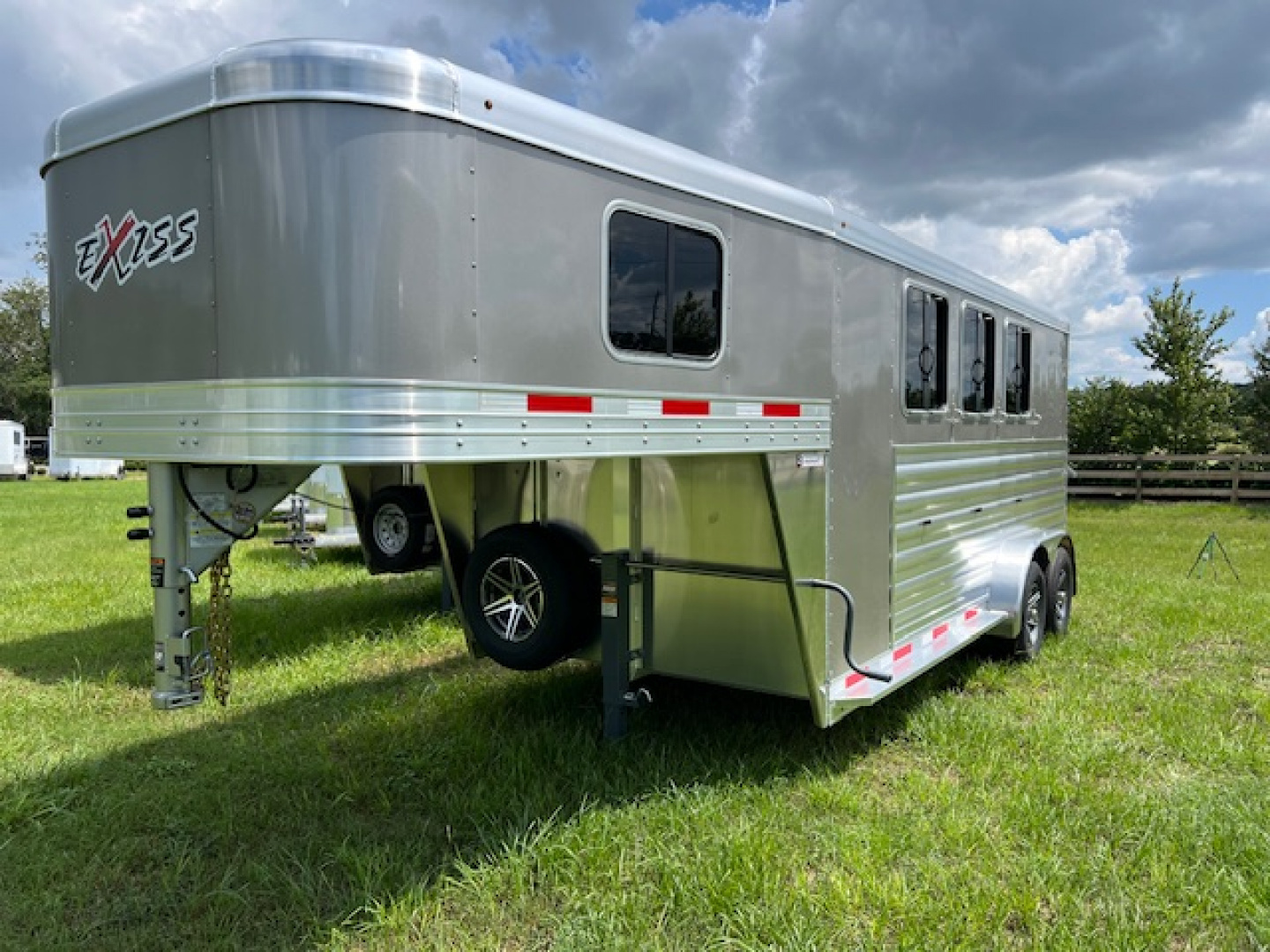 New 2025 Exiss Trailers 3 horse gooseneck with dressing room Horse Trailer
