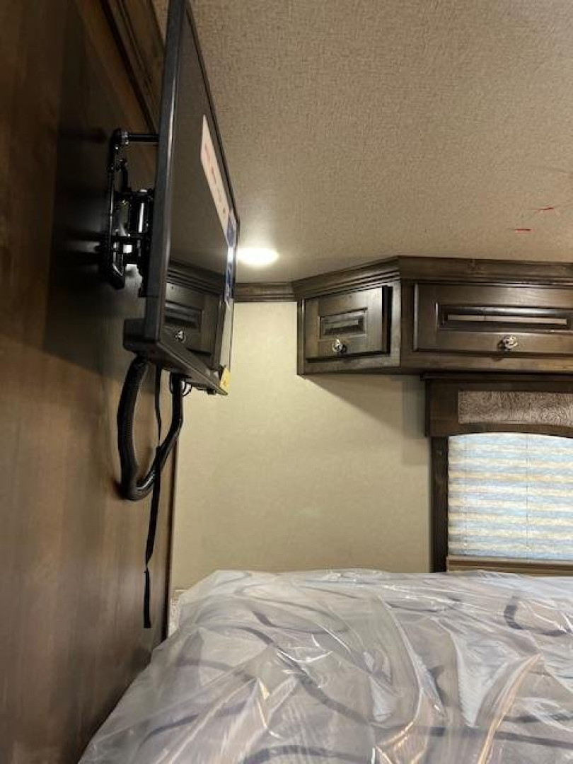 New 2024 Merhow Trailers 8' wide 3 horse w/ 18' living quarters superslide dual aisle Horse Trailer