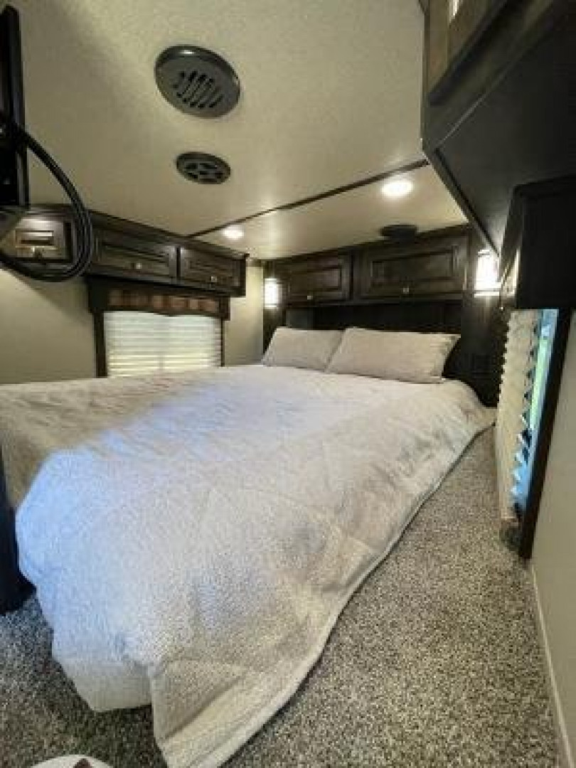 New 2024 Merhow Trailers 8' wide 3 horse w/ 18' living quarters superslide dual aisle Horse Trailer