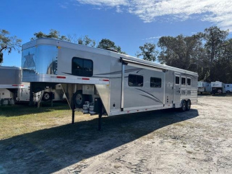 New 2024 Merhow Trailers 8' wide 3 horse w/ 18' living quarters superslide dual aisle Horse Trailer