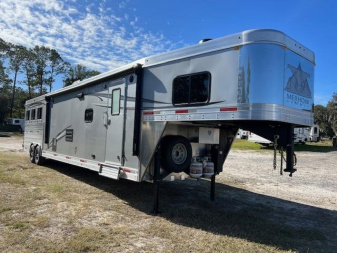 New 2024 Merhow Trailers 8' wide 3 horse w/ 18' living quarters superslide dual aisle Horse Trailer