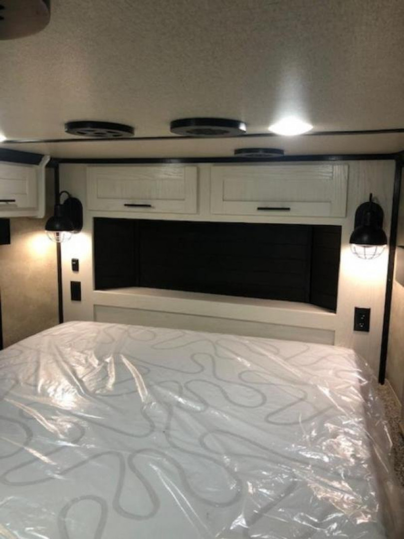 New 2025 MERHOW TRAILERS 8' wide 3 horse w/13.6 Farmhouse living quarters Horse Trailer
