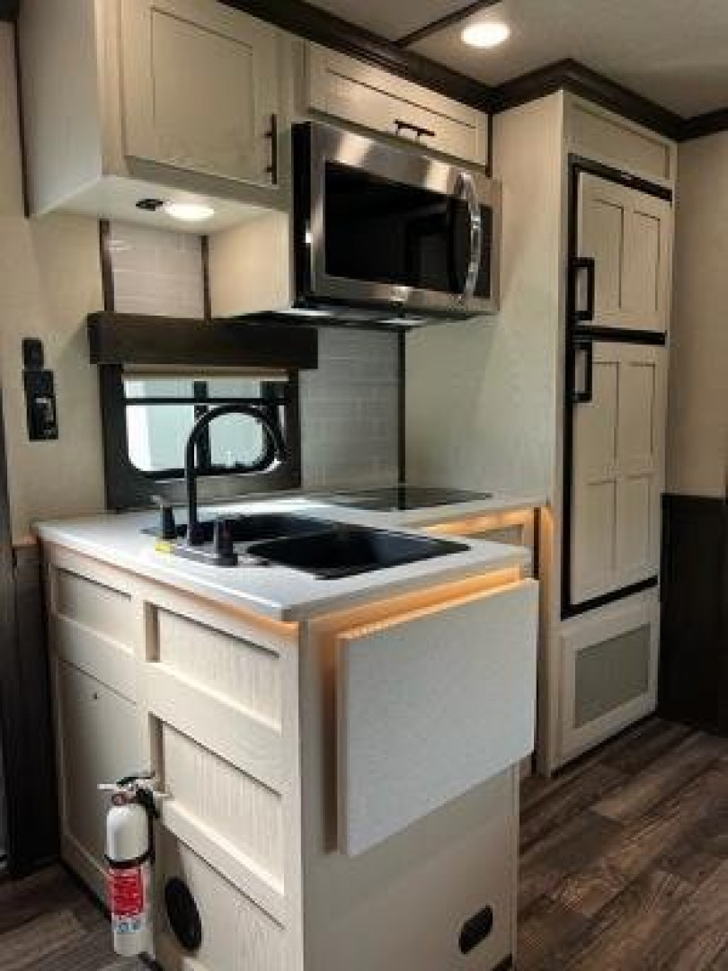 New 2025 MERHOW TRAILERS 8' wide 3 horse w/13.6 Farmhouse living quarters Horse Trailer