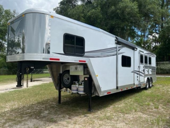 New 2025 MERHOW TRAILERS 8' wide 3 horse w/13.6 Farmhouse living quarters Horse Trailer