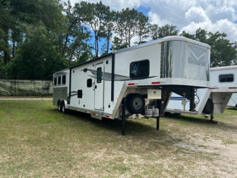 New 2025 MERHOW TRAILERS 8' wide 3 horse w/13.6 Farmhouse living quarters Horse Trailer