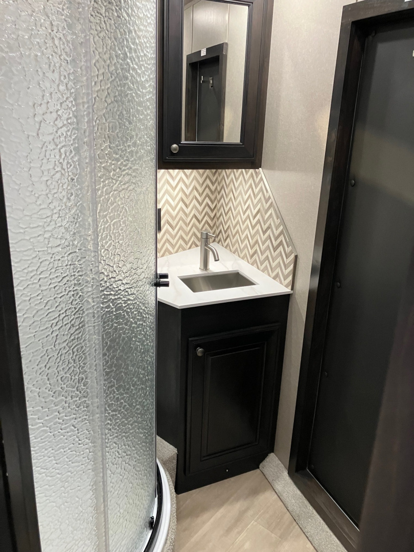 New 2025 Exiss Trailers 8' wide 3 horse w/ 14' living quarters Horse Trailer