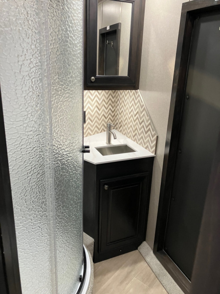 New 2025 Exiss Trailers 8' wide 3 horse w/ 14' living quarters Horse Trailer