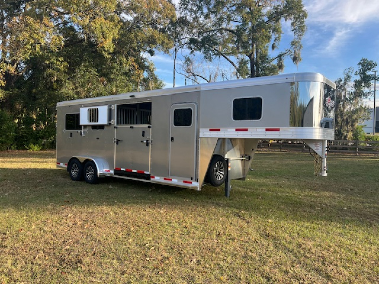 New 2026 Exiss Trailers 2 plus 1 insulated w/dressing room Horse Trailer