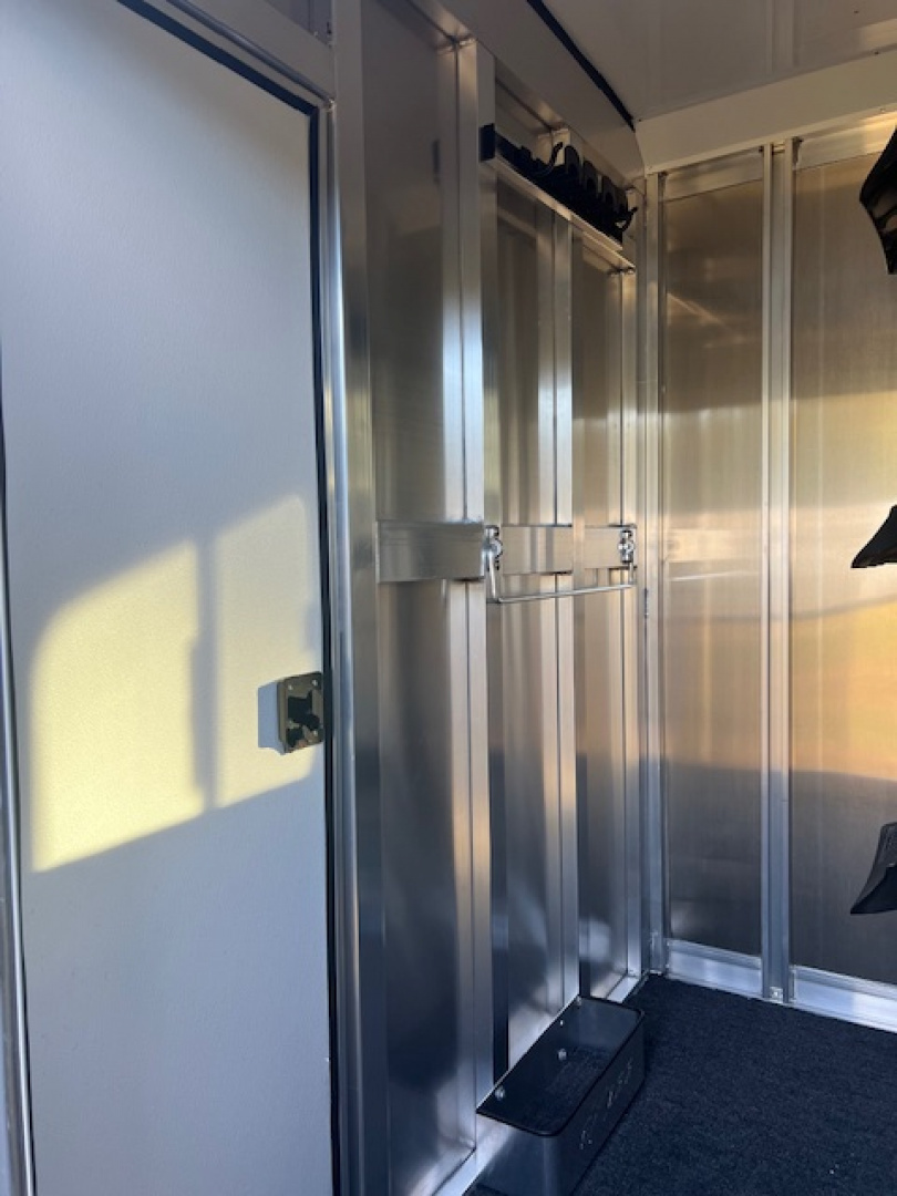 New 2026 Exiss Trailers 2 plus 1 insulated w/dressing room Horse Trailer