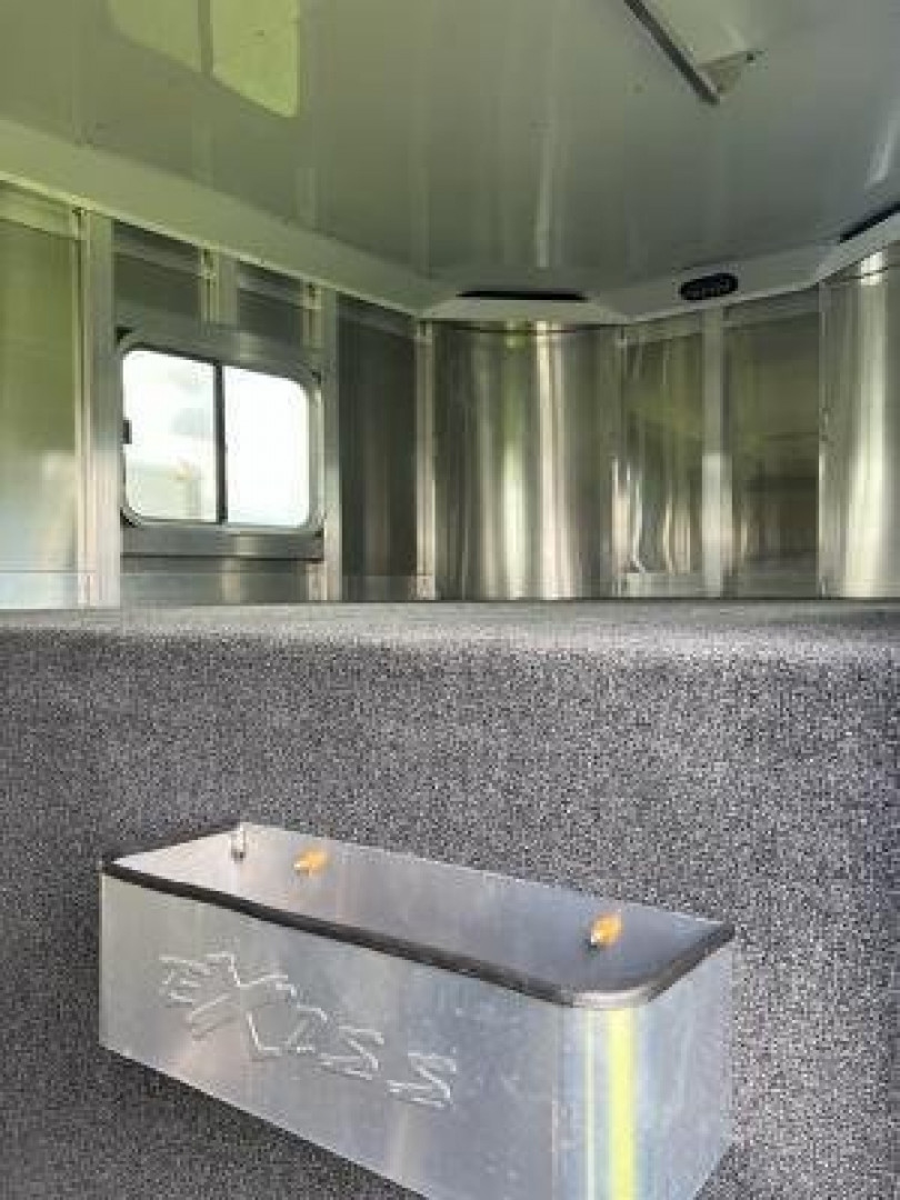 New 2024 Exiss Trailers 4 horse head to head with dressing room Horse Trailer