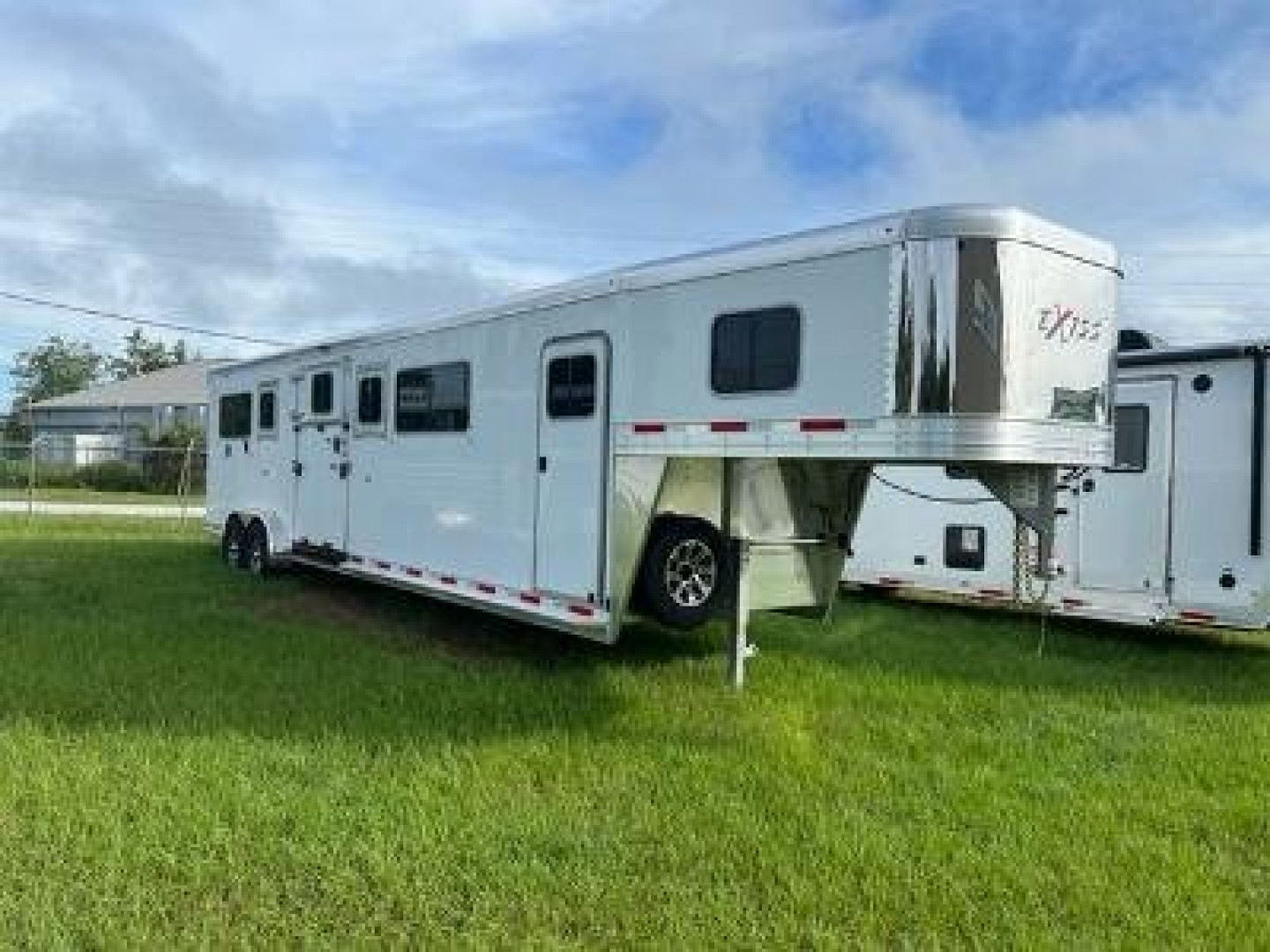 New 2024 Exiss Trailers 4 horse head to head with dressing room Horse Trailer