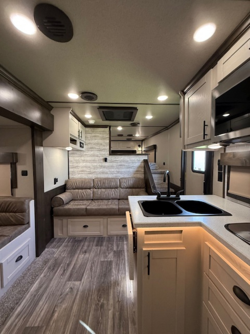 New 2026 Merhow Trailers 8' wide 3 horse w/13.6' farmhouse lq and gen Horse Trailer